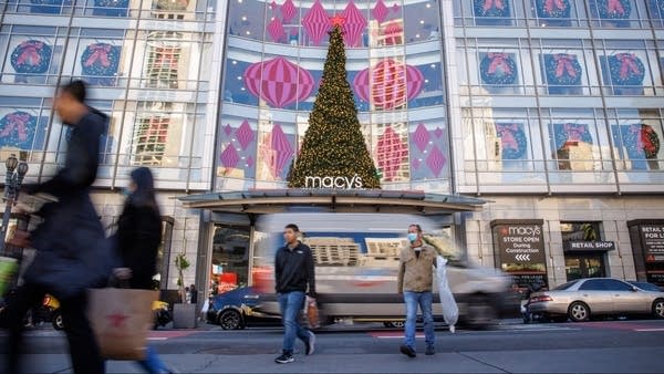 Holiday shoppers keep spending, shrugging off recession fears