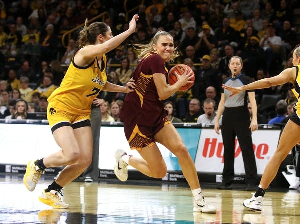 Minnesota women beat No. 10 Iowa for 5th straight victory