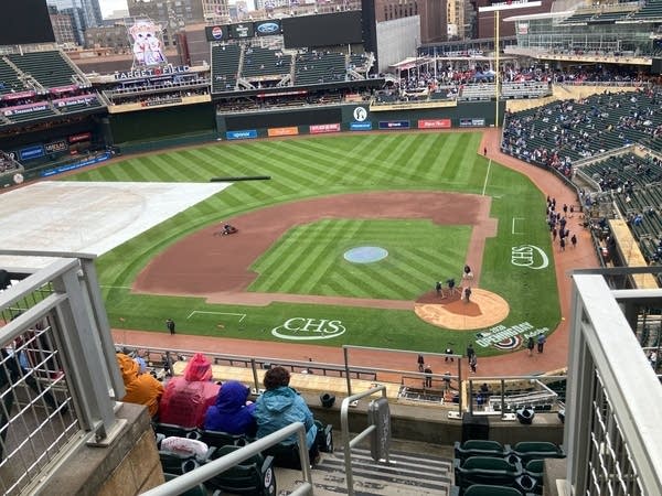 Twins Opening Day at Target Field resumes after brief power outage