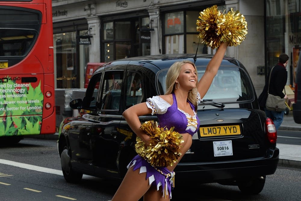 Vikings cheerleader