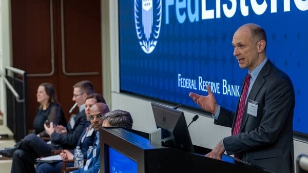 芝加哥联储主席古尔斯比对政府停摆导致数据中断期间的降息表示谨慎