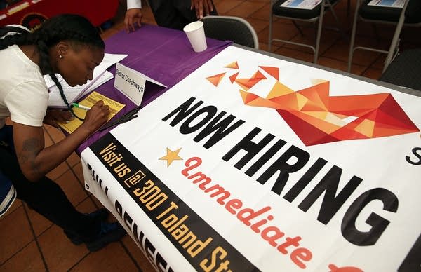 US unemployment aid applications fall to 304,000