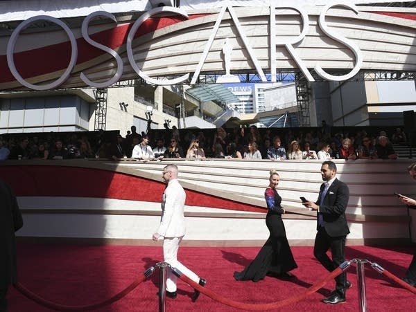 Curtain set to go up on a host-less but drama-filled Oscars