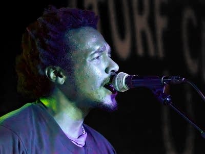 Benjamin Booker sings into a microphone.