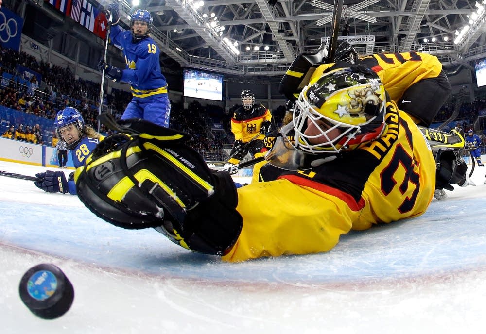 Michelle Lowenhielm #28 of Sweden score