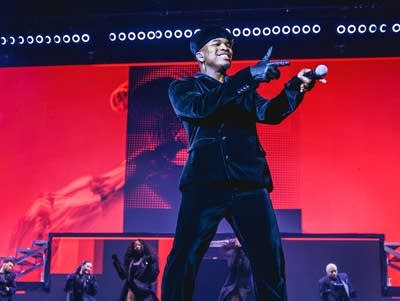 Ne-Yo on stage pointing towards crowd