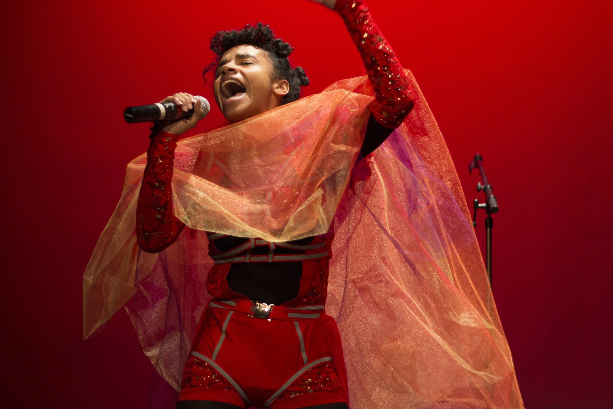 Symone Smash-it performs.
