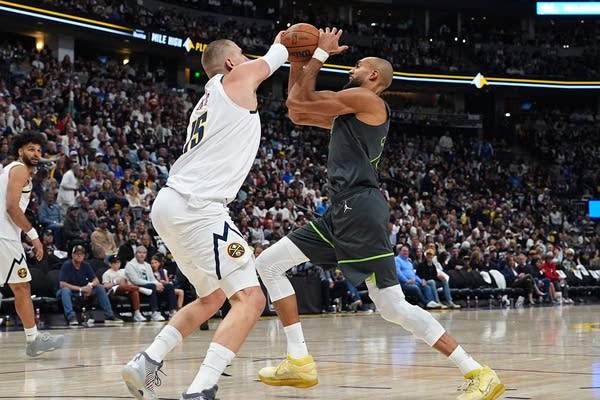 Nuggets Nikola Jokic blocks Timberwolves Rudy Gobert