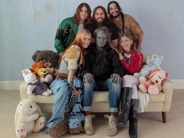 The Chart Show: Wet Leg go to No. 1 with "mangetout"