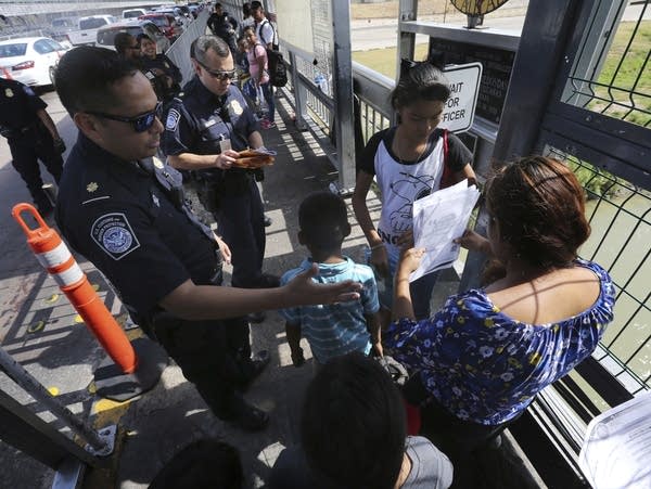 Judge blocks Trump asylum restrictions at US-Mexico border
