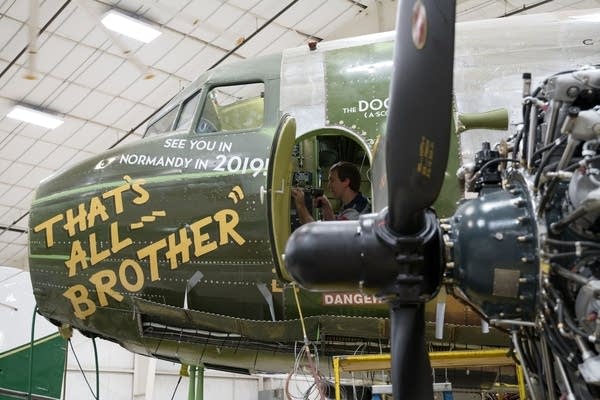 Plane that led D-Day invasion to fly over Wisconsin