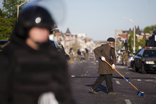 APTOPIX Suspect Dies Baltimore