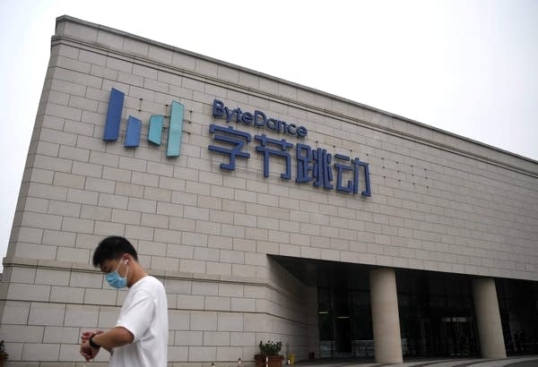 The change in leadership at the Chinese tech giant will take place over the next six months.