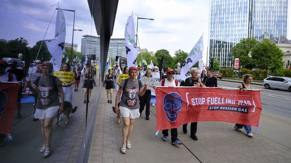 Europeans pledge to cut out Russian gas