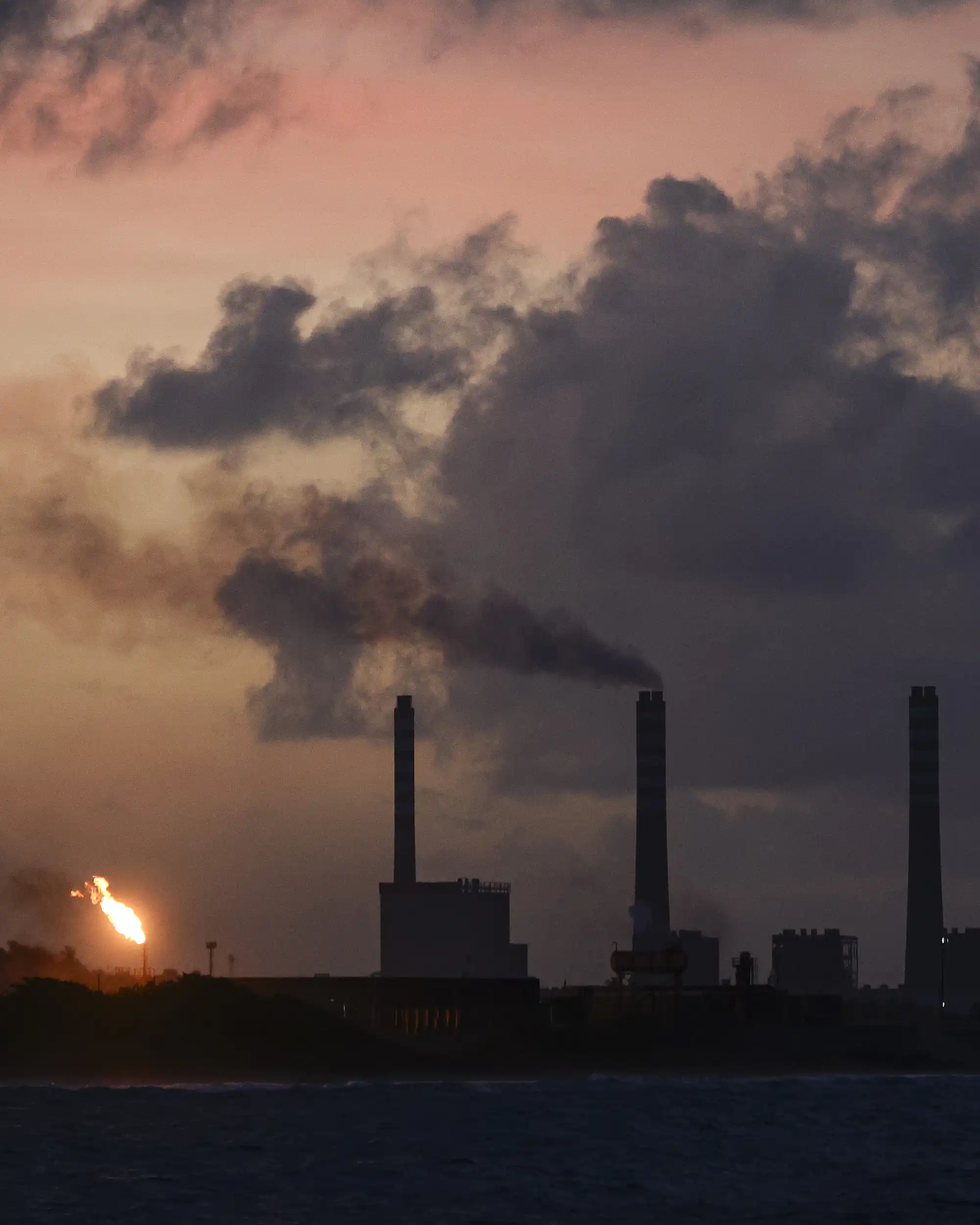 https://img.apmcdn.org/2251a214e40dc4f0c3b3ae5ca815c4ba2e9b6ca9/portrait/f0a588-20260105-an-oil-refinery-at-dusk-webp2000.webp