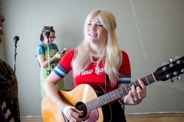 Video: Caroline Smith - Coffee Break on the Road