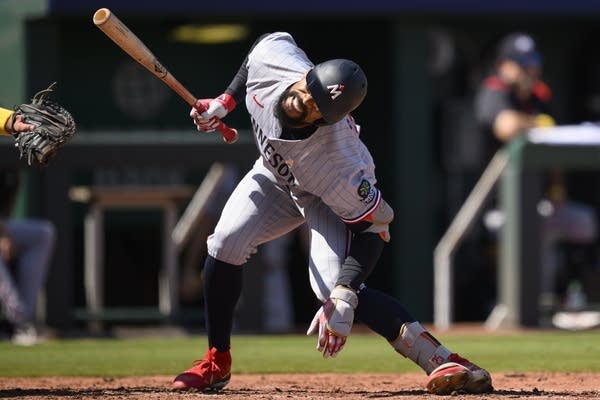 Ober, Buxton, Clemens leads Twins to 5-1 win, drop Royals 2 back for last AL wild card