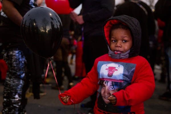 Mikaylen Burns holds a balloon. 