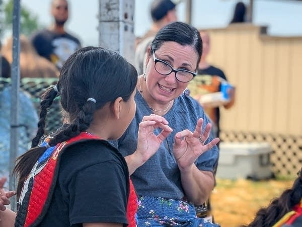 Meet the interpreters improving access for Deaf Indigenous people   