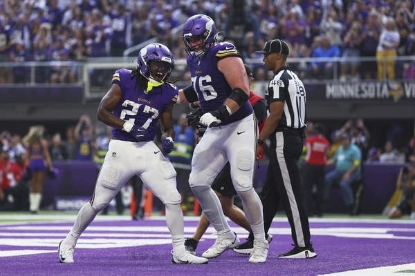 Vikings lean into their alternate identity with dominant defense and strong rushing attack