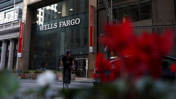 Big banks post big earnings, but lending is more muted