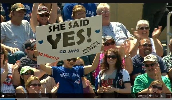 Blue Jays, Twins fans agree to tie knot