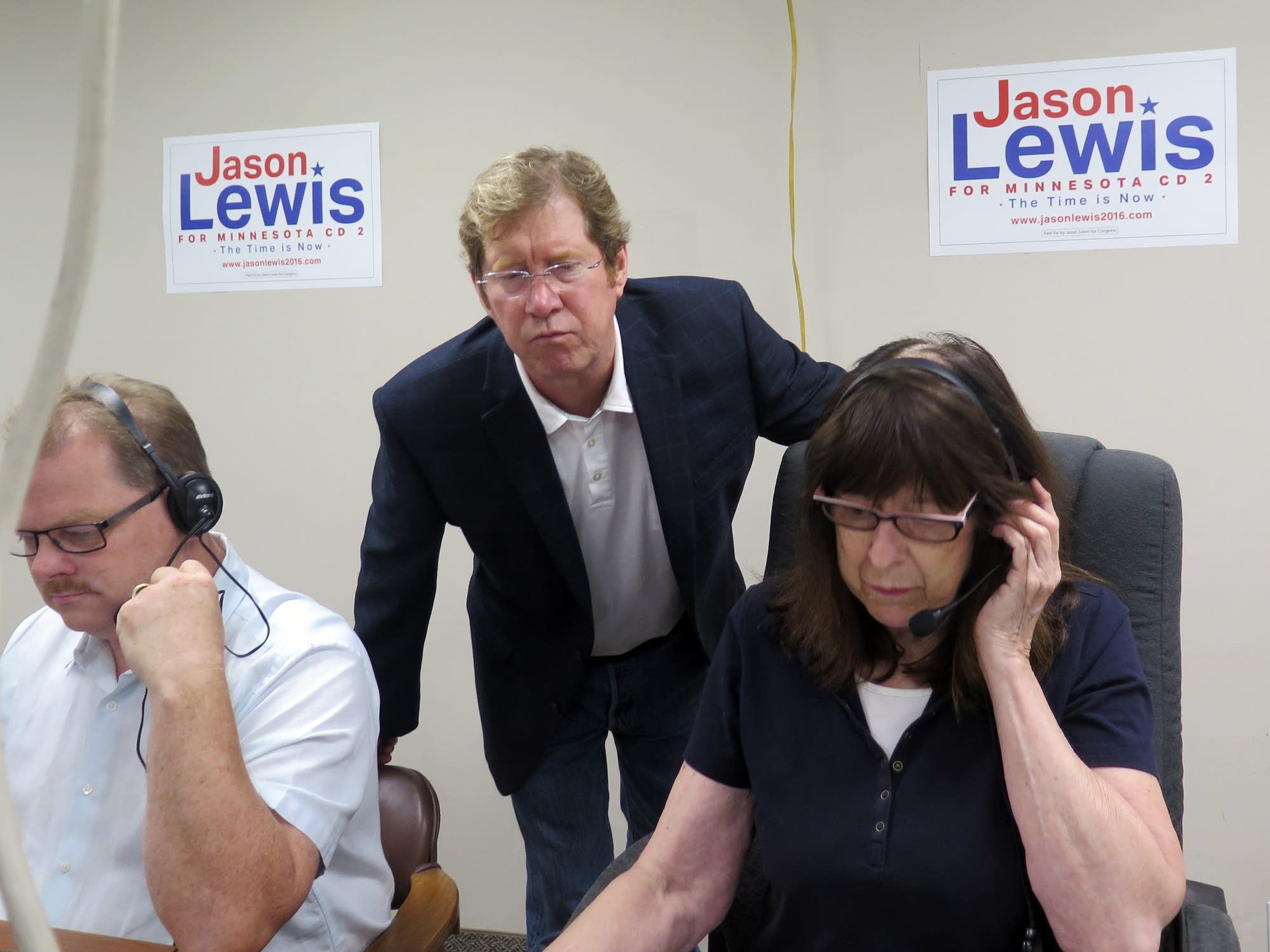 Jason Lewis with volunteers