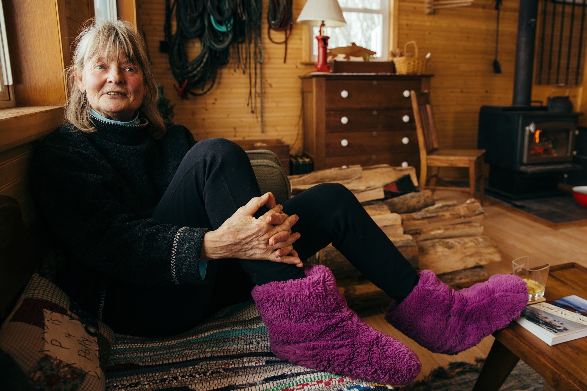 Barbi Bell discusses houseboat life in a friend's living room.
