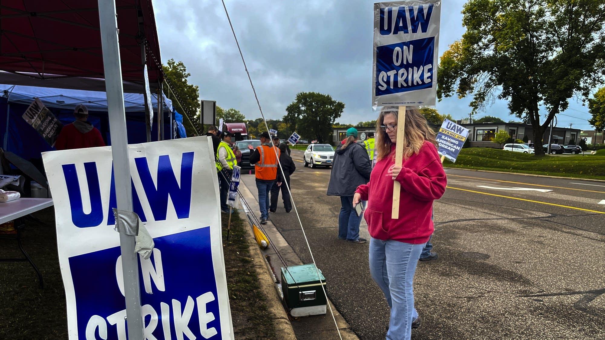 AP Sources: Auto workers and Stellantis reach tentative contract deal - Vimarsana News