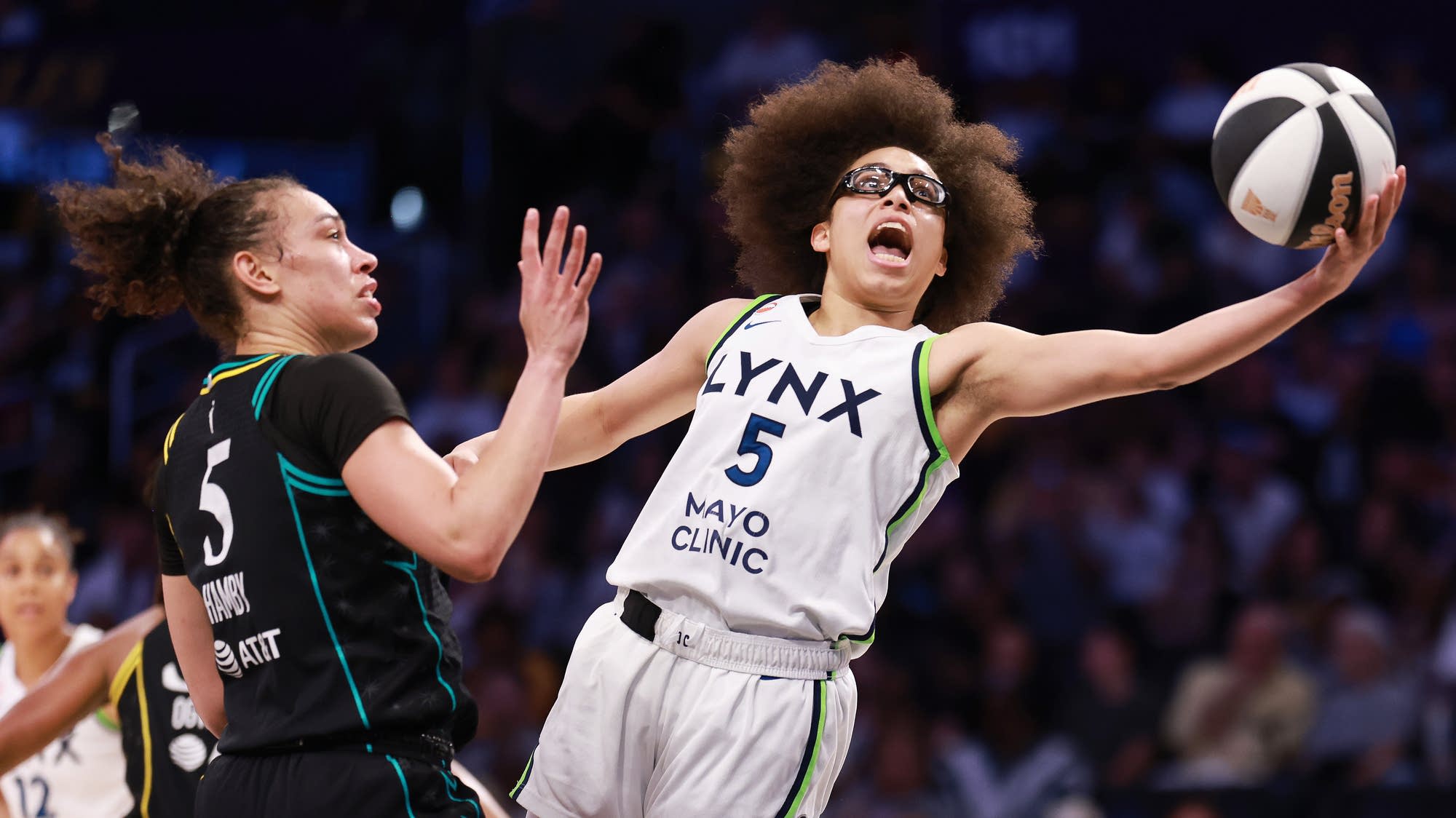 Miles sets WNBA rookie mark with 24 1st-half points on way 31 in Lynx’s win over Sparks
