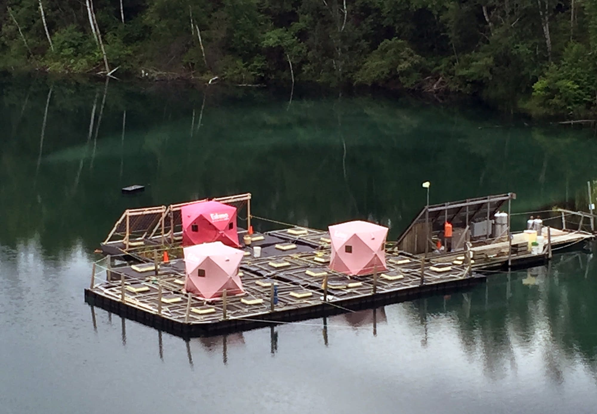 Rafts equipped with underwater bioreactors in a mine pit lake