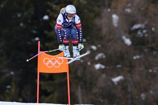 Lindsey Vonn tests injured left knee in Olympic downhill training, pumps fist after successful run