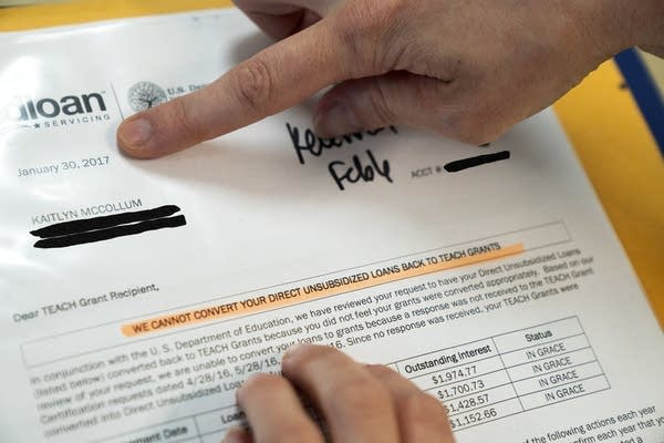 Kaitlyn McCollum points to a FedLoan document.