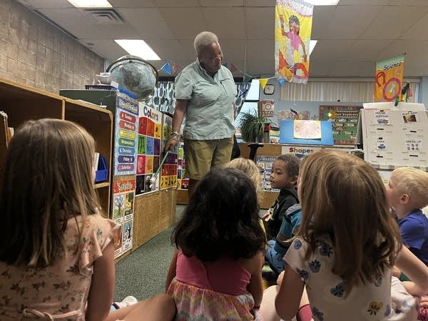 Teacher talks to students3