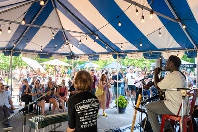 Kashus Culpepper and band performing on stage