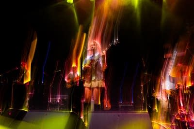 Nilüfer Yanya and band performing on stage