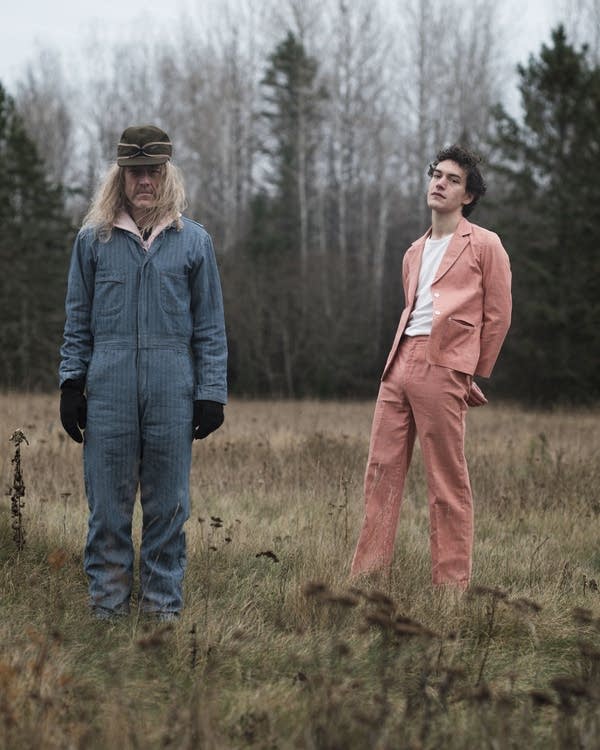 Alan Sparhawk and Nat Harvie stand in a field.