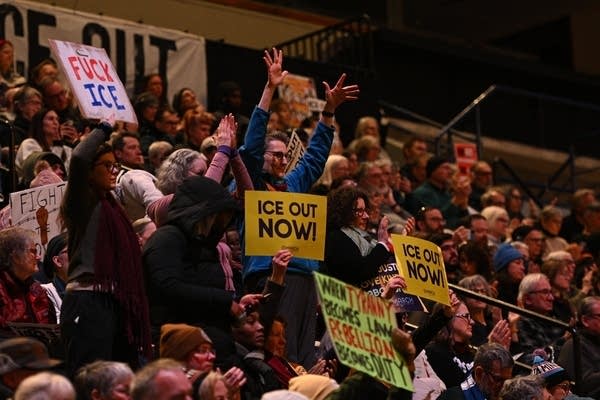 Experts say the divide between Minnesota and federal authorities is unprecedented