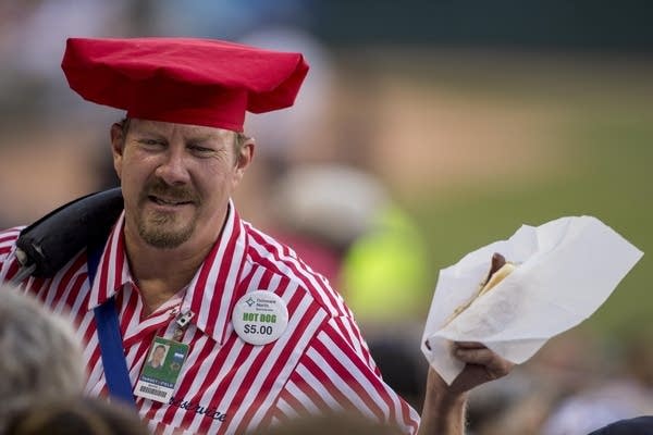 Hot dog vendor at baseball game, Stock Video