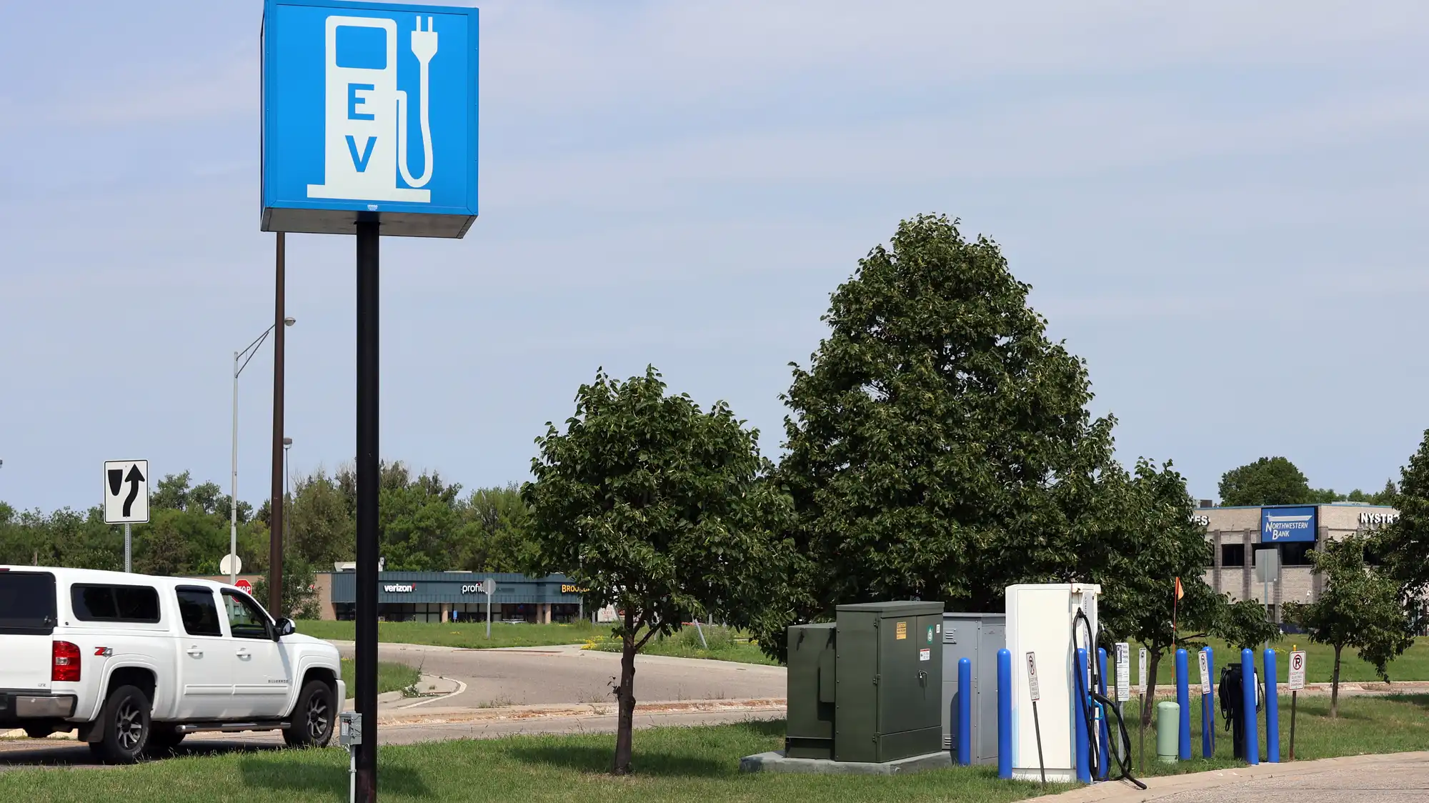 Red and blue pitches for electric vehicles? - Vimarsana News