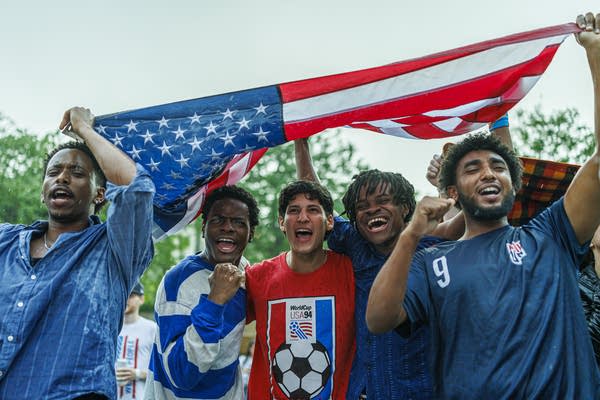 The U.S. dazzles in its World Cup opener, dominating Paraguay 4-1