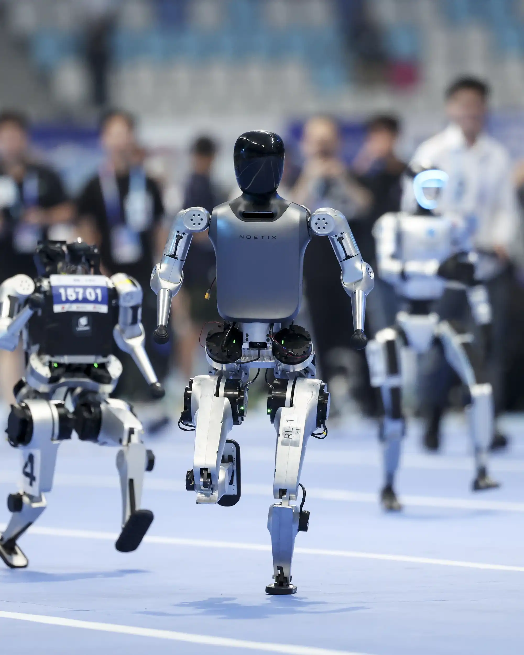f2aec0-20250815-four-humanoid-