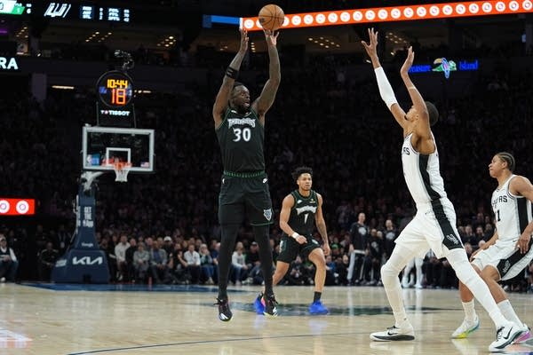 Julius Randle,Victor Wembanyama