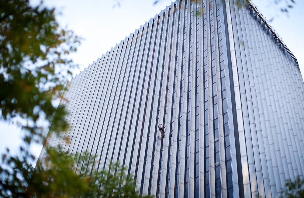 Skyscraper rappellers