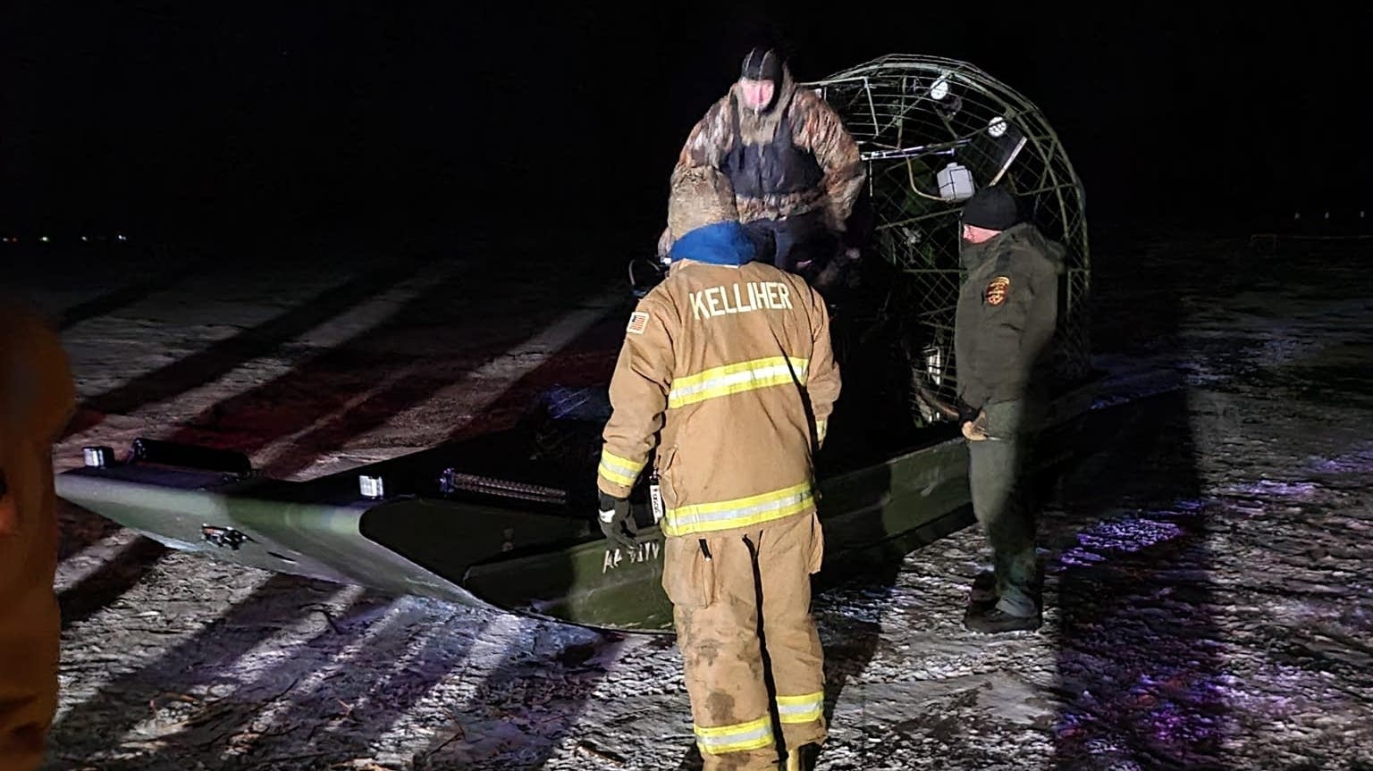 Crews work to rescue several dozen people stranded by shifting ice on Upper Red Lake - Vimarsana News