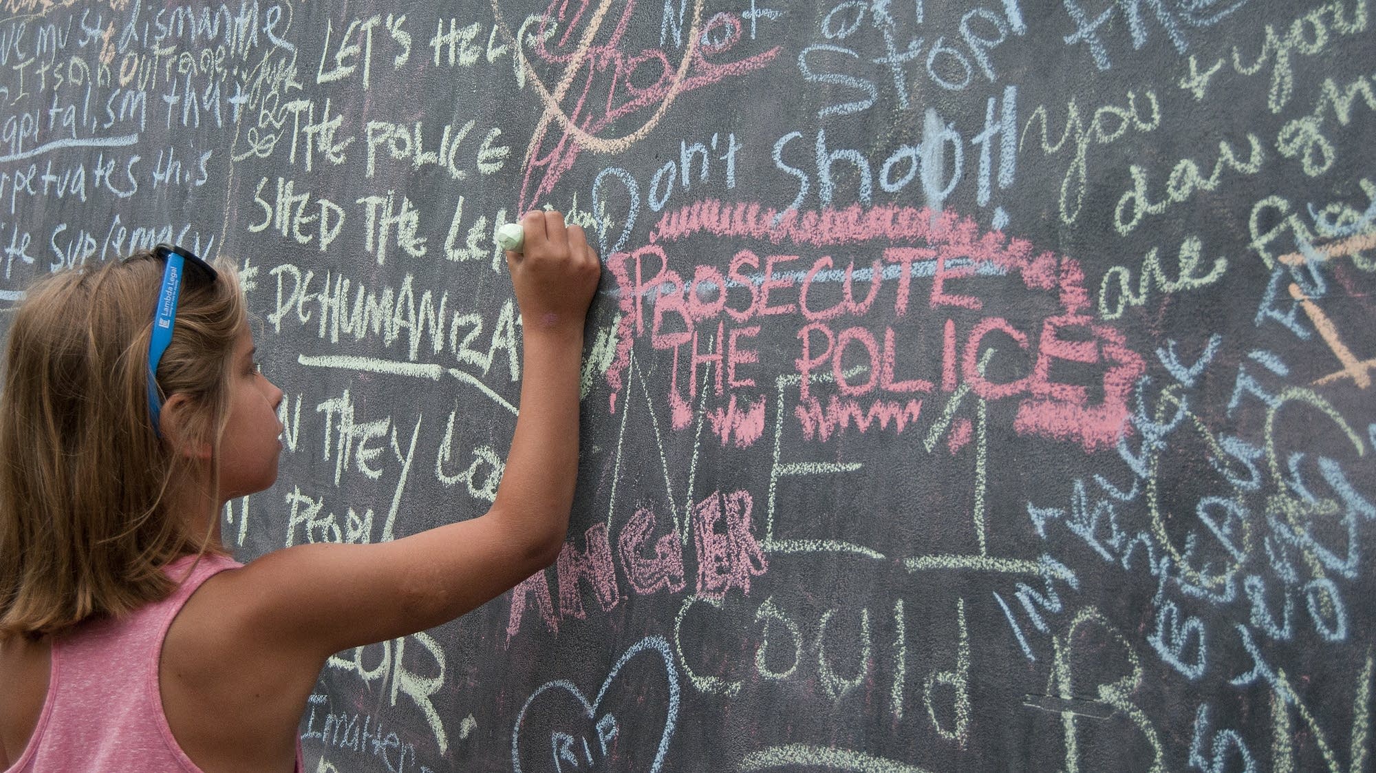 Alejandra De La Cruz-Hogendorn writes a message.