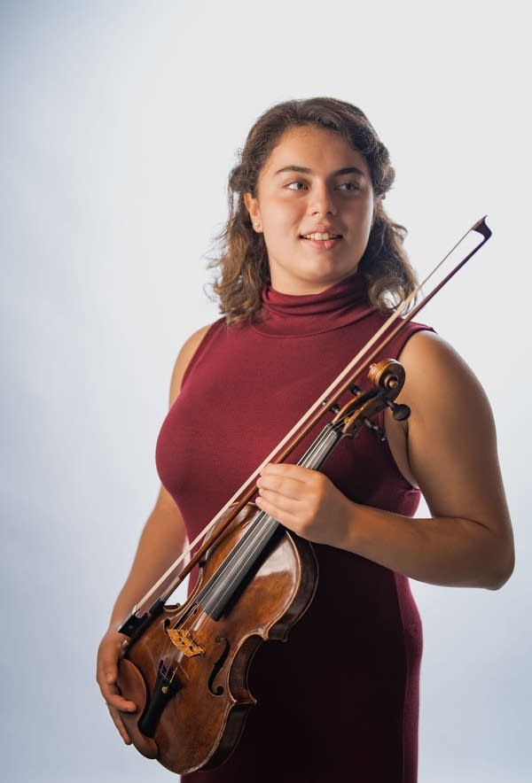 Poster A woman with a violin poses for a portrait