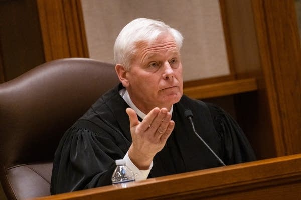 0b5c02-20250123-a-man-with-white-hair-raises-his-hand-600 The Supreme Court receives doubt about the MN serial number of guns law