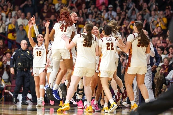 Minnesota sidesteps a major March Madness upset by surging past Green Bay 75-58 
