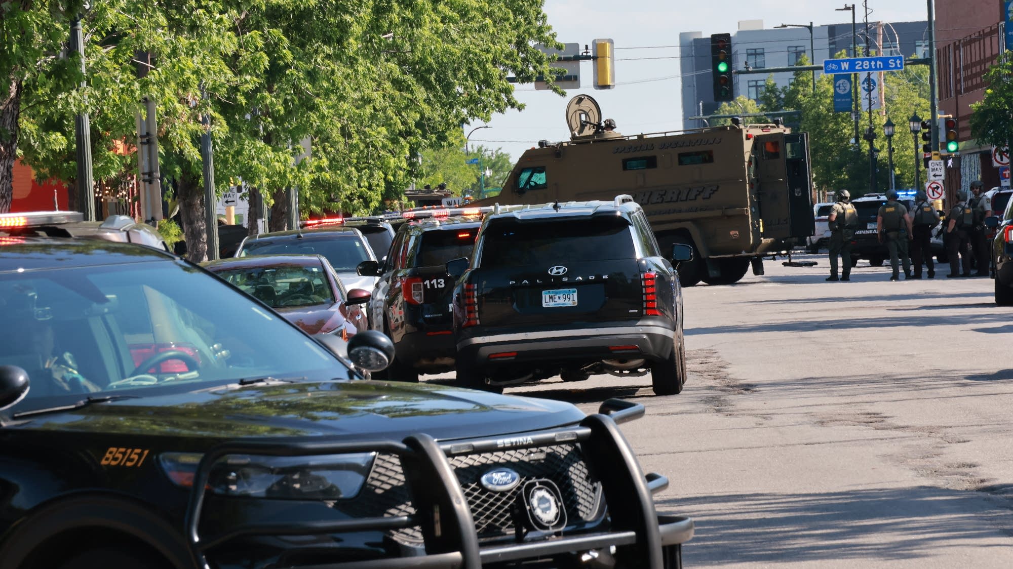 Suspect in custody after shots fired at deputies serving arrest warrant ...